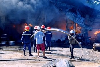Cháy lớn tại xưởng lốp ở Quảng Nam