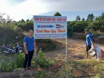 dat thung rac va lap bien canh bao tai khu vuc suoi da dia trieu nam tuoi o gia lai