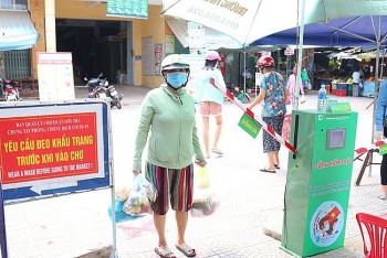 robot tu dong dem nguoi sat khuan covid 19 xuat hien o cho da nang