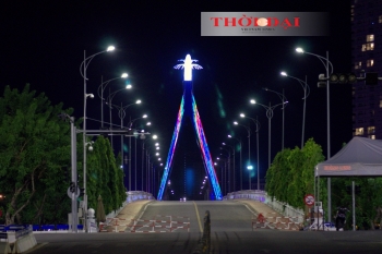da nang luc 0h nhung bong nguoi lang le duoi anh den duong
