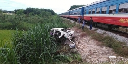 Lái xe băng qua đường ray bị tàu lửa tông trúng, tài xế nguy kịch