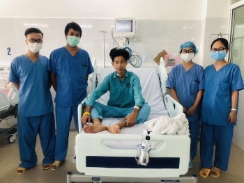 bac si da nang cuu benh nhan bi dien giat ngung tim ngung tho bang cach cho ngu dong 24h