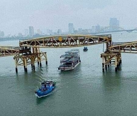 Người dân Đà Nẵng "sửng sốt" vì lần đầu tiên thấy cầu Nguyễn Văn Trỗi nâng nhịp