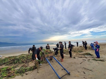 cong an da nang xuong bien don rac cung nguoi dan sau bao