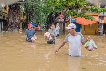 Người dân phố cổ Hội An đội mưa, lội lụt đi chợ