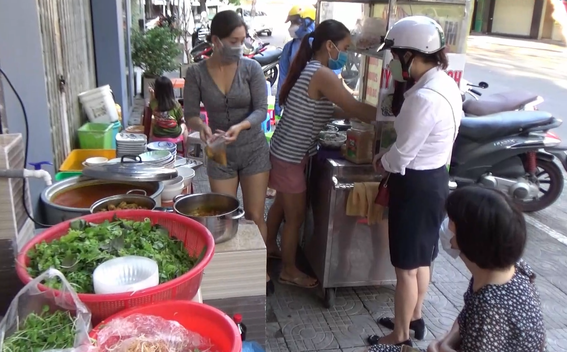 Mở lại hàng quán ở Đà Nẵng, cả người mua và người bán đều vui