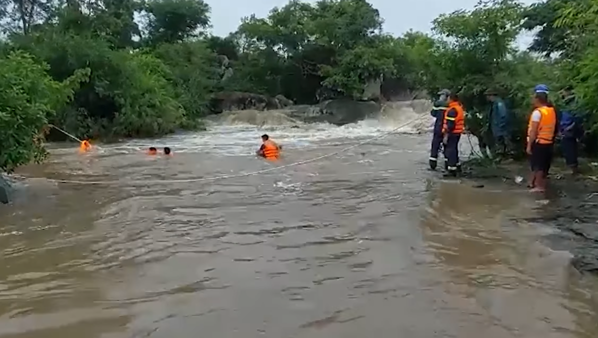 gia lai giai cuu 3 nguoi dan mac ket giua dong nuoc lon tren song ba trong luc cau ca