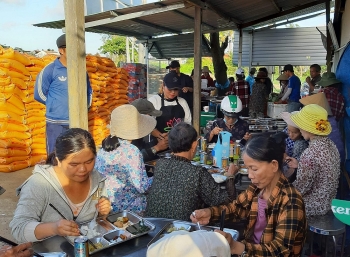 quan com chay 5000 dong giup hang tram nguoi ngheo no bung moi ngay o da nang