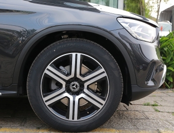 mercedes glc 300 bi cat bo phanh amg lop run flat hang chuyen bong cho khach hang