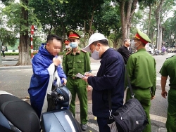 Hà Nội xử phạt thêm hàng chục trường hợp không đeo khẩu trang