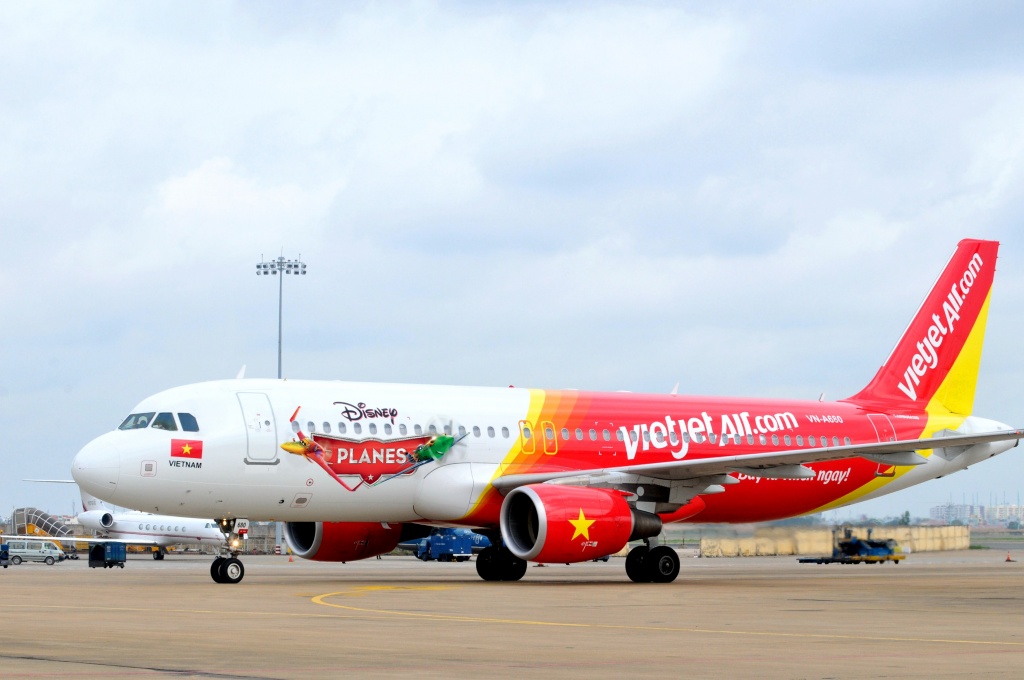 Vietjet tung chiêu "mua vé máy bay trả góp", lo chất lượng dịch vụ đi xuống