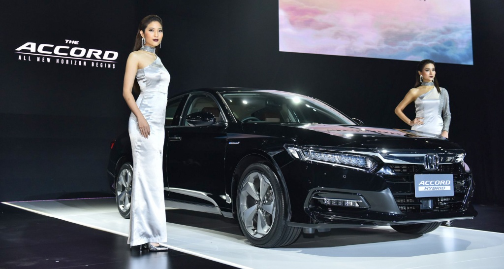 Honda Accord 2019 giá 1 tỷ đồng, Toyota Camry "toát mồ hôi"