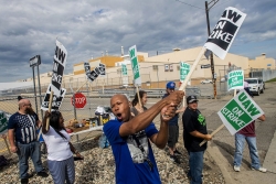 Gần 50.000 công nhân đình công và biểu tình chống General Motors