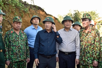 Phó Thủ tướng Trịnh Đình Dũng tới huyện Bắc Trà My trực tiếp chỉ đạo công tác tìm kiếm, cứu nạn
