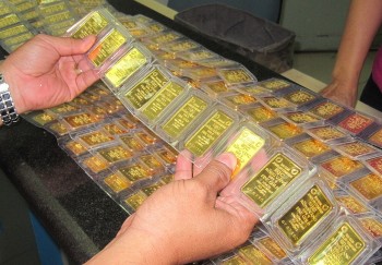 ngay 311 gia vang trong nuoc giu nguyen vang the gioi sut giam