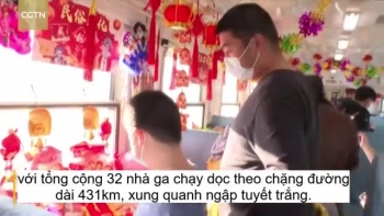 Trung Quốc: Tàu hỏa chở khách hóa phiên chợ Tết phục vụ hành khách về quê