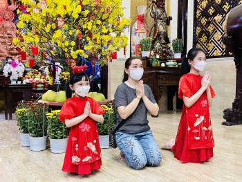 Mùng 1 Tết, người dân TP Hồ Chí Minh xuất hành đi lễ chùa cầu an