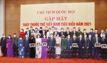 Chủ tịch Quốc hội gặp mặt thầy thuốc trẻ Việt Nam tiêu biểu năm 2021