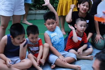 cung tre khuyet tat kien tao cuoc song hon nhien qua nhung sac mau