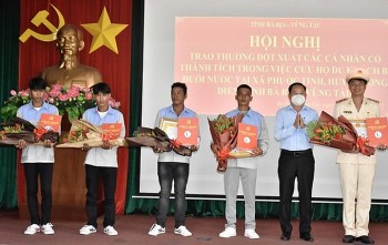 ba ria vung tau khen thuong cac ca nhan dung cam cuu du khach duoi nuoc