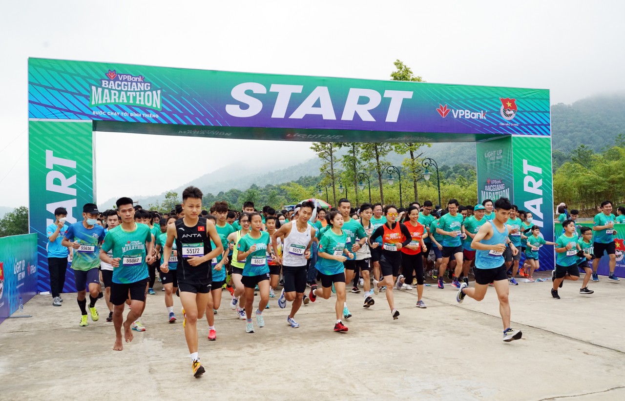 Hơn 1.000 VĐV hoàn tất hai cự ly 5km – 10km tại giải chạy VPBank Bắc Giang Marathon lần thứ hai
