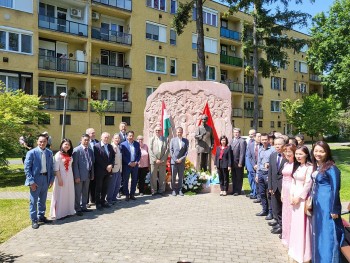 dang hoa trong cay nhan ky niem 132 nam ngay sinh cua chu tich ho chi minh tai zalaegerszeg hungary