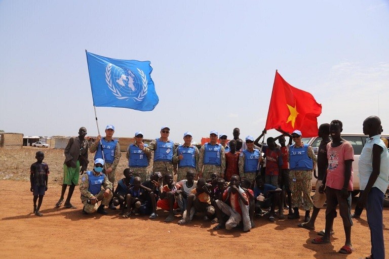 Đội công binh "mũ nồi xanh" Việt Nam giúp người dân Nam Sudan làm sạch môi trường