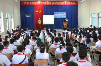 Bộ Tư lệnh Vùng Cảnh sát biển 3 tuyên truyền biển, đảo cho gần 1.000 giáo viên, học sinh
