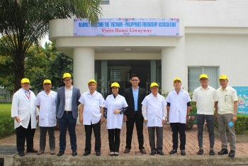 lanh dao hoi huu nghi viet nam philippines toi tham cong ty liwayway ha noi
