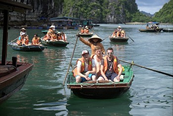luong khach du lich den vinh ha long tang cao ky luc