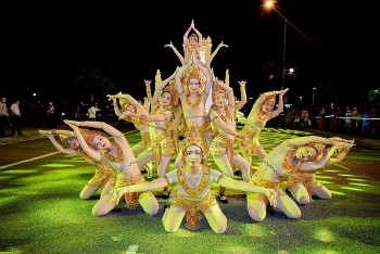 da nang ruc ro sac mau voi dem le hoi carnival duong pho