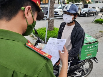 ha noi chinh thuc tiep tuc gian cach xa hoi den ngay 69 giam sat chat viec cap giay di duong