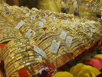 vang trong nuoc dung hinh vang the gioi lay lai da tang