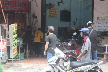 nguoi dan vung xanh tai ha noi dung xep hang cho mua do an sua xe khi hang quan mo cua lai