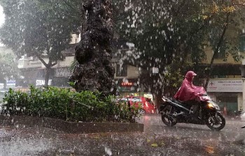 Dự báo thời tiết 27/9: Hà Nội tiếp tục có mưa dông, cảnh báo dông lốc