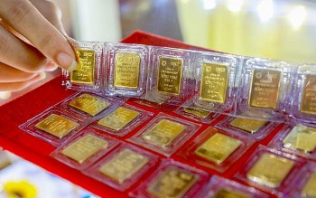 gia vang tang vot di len cung dong usd