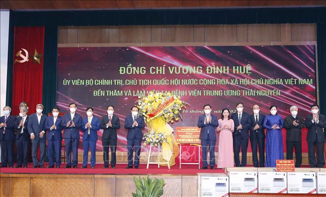 Chủ tịch Quốc hội Vương Đình Huệ thăm làm việc tại Bệnh viện Trung ương Thái Nguyên