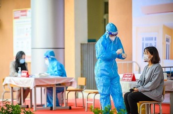 Ngày 26/11, Hà Nội ghi nhận thêm 264 ca mắc mới, gần 98% học sinh cấp 3 đã tiêm vaccine COVID-19