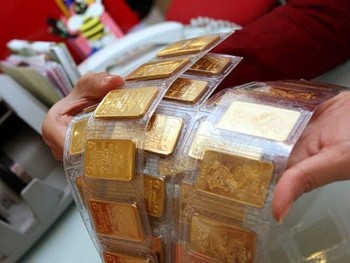 gia vang trong nuoc va the gioi treo cao