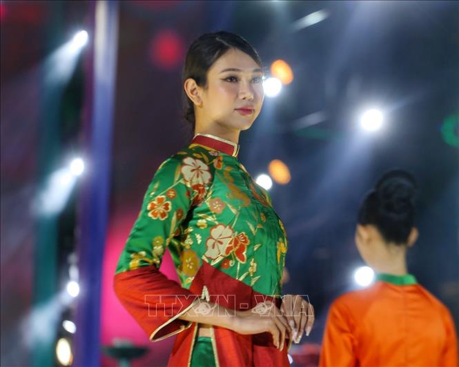 Hà Nội rộn ràng trong Đêm Nhạc hội Áo dài du lịch