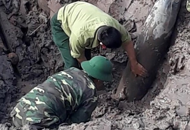 hai duong thi cong tuyen bo ke phat hien qua bom con nguyen hinh dang nang 300kg
