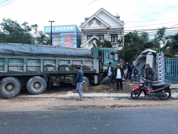 tin tuc tai nan giao thong chieu 11 nha dan bi xe tai tong sap cong luc sang som