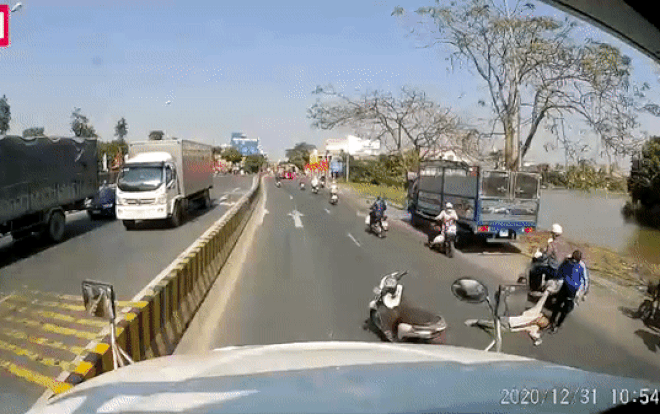 camera giao thong bo truoc dau xe dinh an va nguoi dan ong gap dung than y 3 doi chua bai liet