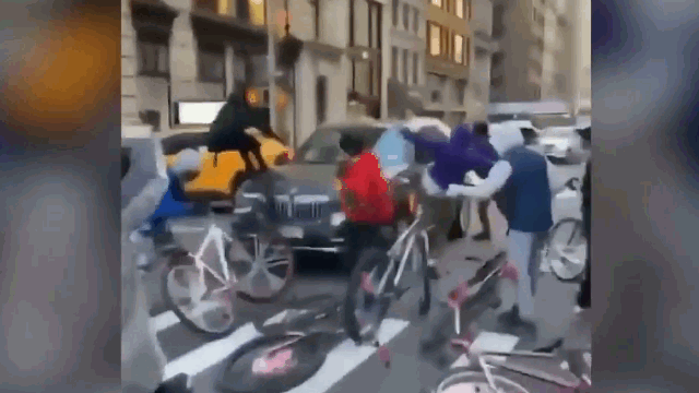 Video: Hàng chục thiếu niên lao vào đập phá xe BMW giữa phố khiến tài xế sợ hãi
