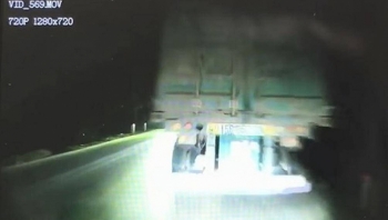 Camera giao thông: Lóa mắt vì bị chiếu đèn pha, tài xế đâm sầm vào đuôi xe bên đường