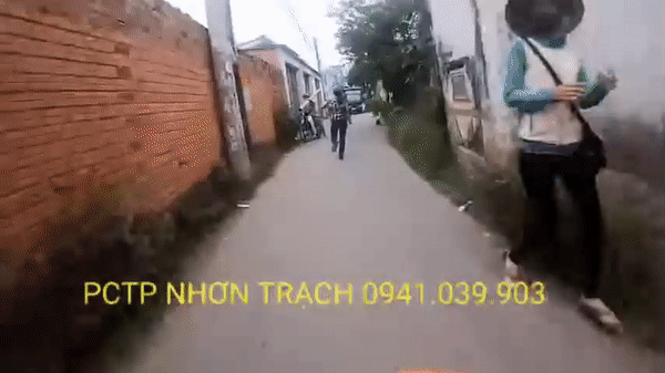 camera giao thong bi truy duoi trong hem ten trom vut lai xe may roi cam dau chay thuc mang