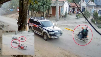 camera giao thong lanh gay khoanh khac vuot au 4 nguoi vang xuong duong