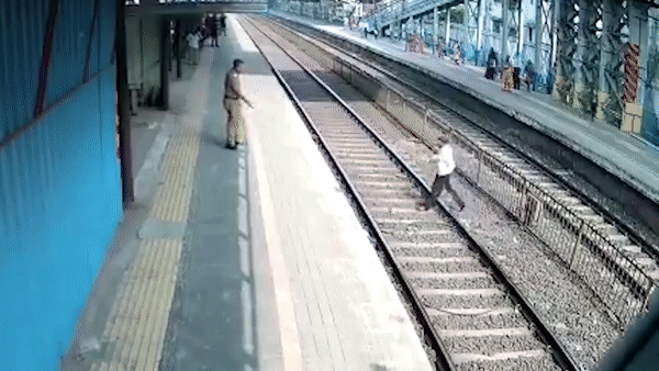 video hu hon canh nguoi dan ong lieu linh chay xuong nhat giay khi tau dang lao toi