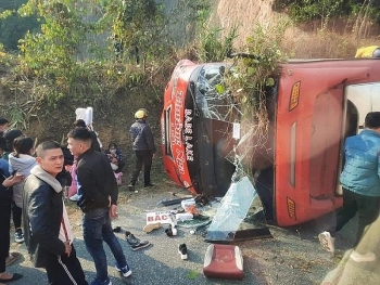 tin tuc tai nan giao thong sang 41 hanh khach dap cua kinh thoat than khi xe khach bi lat sau va cham