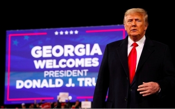 ong trump kien ngoai truong bang georgia vi lam lo lot cuoc goi doi phieu bau cu